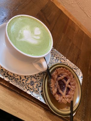 Matcha mit Sojamilch und Kuchen☺️  at Rooster Café in Hamburg