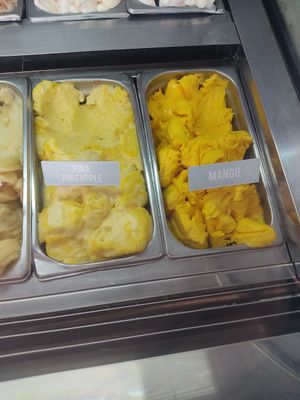 Vegan mango and pineapple at Amorini Heladaria in La Fortuna