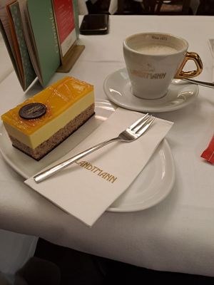 Mangoschnitte und Wiener Melange mit Haferdrink at Café Landtmann in Vienna