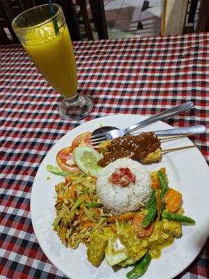 Nasi Campur with a fresh mango juice at Warung Mekar in Karangasem