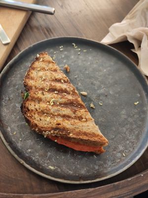 Vegane Stulle (nur die Hälfte, eigentlich doppelt so groß) / vegan sandwich (only half of it thou) at Meet Me In The Morning in Hamburg