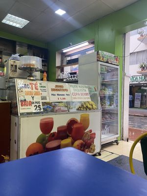 Serving counter   at El Nuevo Paraíso - Simon Bolivar in Cuenca