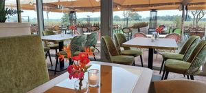 Strak interieur, met de polder op de achtergrond at Strøming in Etten-leur