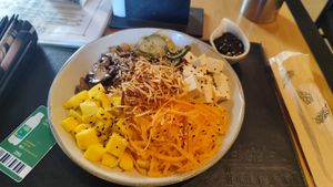 A maior parte embaixo é arroz. Mas estava bom. at Farro in Rio De Janeiro