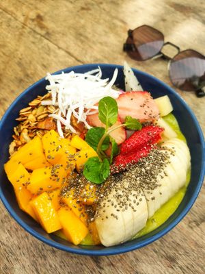Bowl de cereales, fruta de la passion, banana y berries con crema de matcha 😍 #Veganuary at Buttercup by Rosie's Cafe  in Hoi An