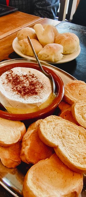 Entrees camembert with toasts at Comida Naturista Irene's in Colonia Del Sacramento