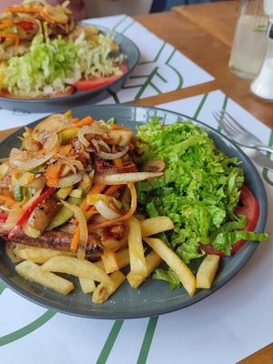Chivito de seitan vegano com legumes, fritas e salada at Comida Naturista Irene's in Colonia Del Sacramento