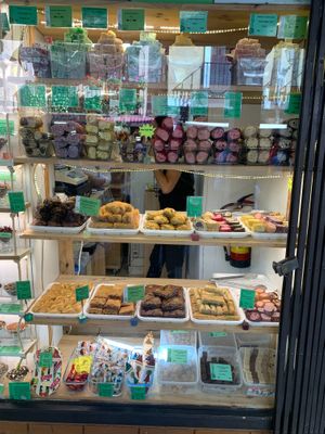 Exterior Window with clear Vegan Labeling at Delicatessen del Mundo in Alcala De Henares