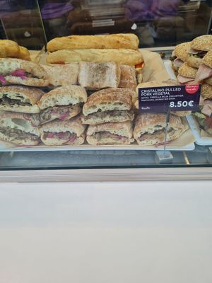 Vegan sandwich with vegetable pulled pork at PMI - Natoo in Mallorca