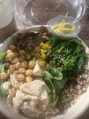 Bowl con quinoa, tofu, garbanzos, maiz, champiñones, alga wakame, rúcula y salsa vegana  at PMI - Natoo in Mallorca
