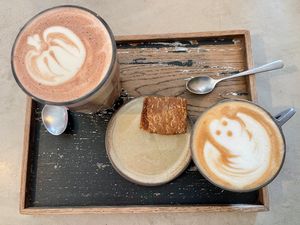 Halloween vegan koffie en vegan choladedrink at Morris - Coffee & Crafts  in Ruddervoorde