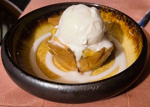 Ananasgebakje met fillodeeg  soja-vanille-ijs at Eethuis Lamoen in Landegem