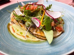 Gyoza  paddenstoelen  groene miso-saus  tomatenvinaigrette at Eethuis Lamoen in Landegem