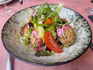 Bloemkool-olijfkroketten met frisse salade  sesam-passie vinaigrette  groene misosaus at Eethuis Lamoen in Landegem