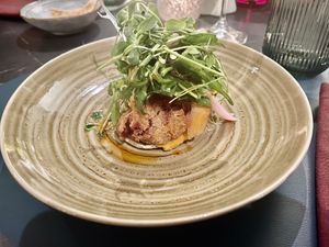  Rode biet kroketjes op mini pita broodje, ingelegde ui, slaatje, zoete chili mayo at Eethuis Lamoen in Landegem