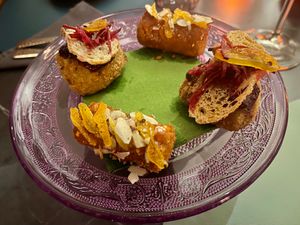 Voorafje: kroketten van hazelnoot / pompoen at Eethuis Lamoen in Landegem