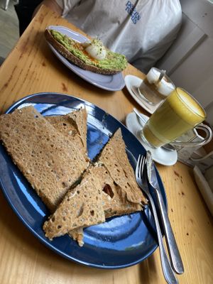 Galette veggie  y tostada huevo poché con aguacate   at Mamuka  in Madrid