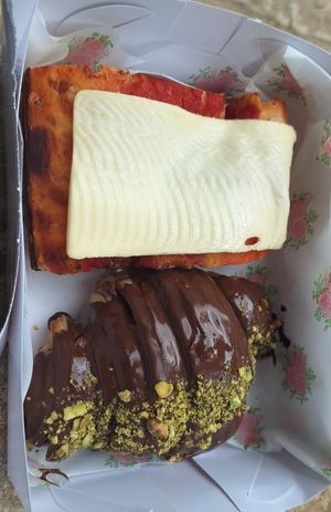 Croissant meio amargo com pistache e Focaccia marguerita at Ciganando Croissanterie in Sao Paulo