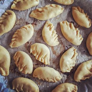 Sambusac filled with chickpeas at AYUNI in Sao Sebastiao Da Feira