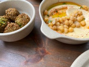 Falaffel e húmus  at AYUNI in Sao Sebastiao Da Feira