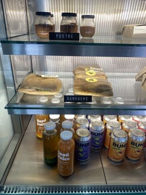 Heladera con sándwich y ensaladas   at Vuena Comida Casera Vegana in Buenos Aires