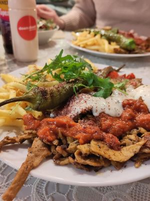 Doen doen Teller mit Pommes at doen doen® kebap in Berlin