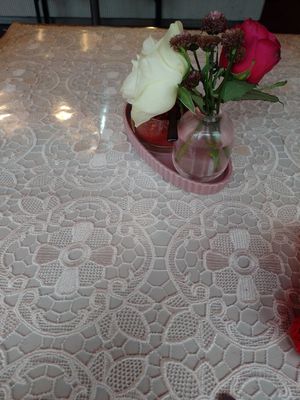 Ambiente (Plastikblumen auf transparenter Platte, darunter Blümchen-Deckchen) at doen doen® kebap in Berlin