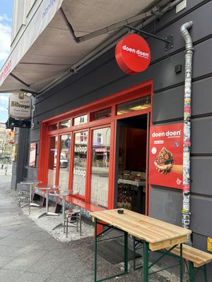 Outdoor seating   at doen doen® kebap in Berlin