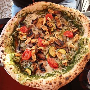 Vegan spinach pizza at Spaccanapoli Nr. 12 in Berlin
