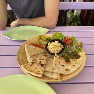 Naan bread with hummus at Artha in Porec