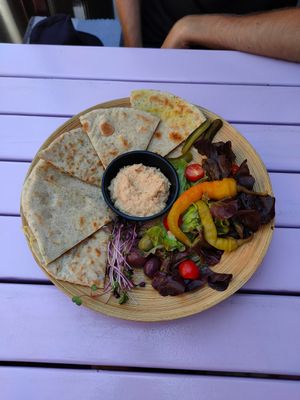 Naan con hummus at Artha in Porec