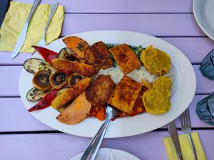 Piatto vegano misto: tempeh, medaglioni di soia, tofu, seitan, riso, verdure miste, legumi misti at Artha in Porec