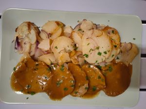 Seitan in umido con contorno (a parte) di patate in tecia at Artha in Porec