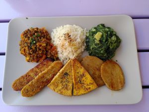 Endlich wieder Mal im artha. Tempeh Soja und saitan. Mit Beilagen. Super lecker at Artha in Porec