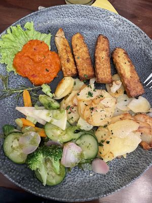 Tempeh mit Bratkartoffeln und Grillgemüse  at Artha in Porec