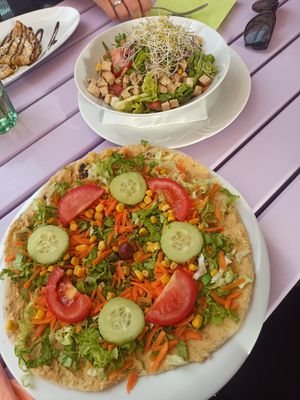 Naan mit Hummus und Gemüse und dazu den Salat mit Tofu at Artha in Porec