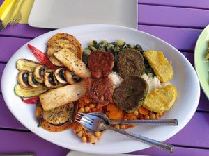 Grillplatte 2P. Mit Tofu, Saitan, Soja und Gemüsetaler at Artha in Porec