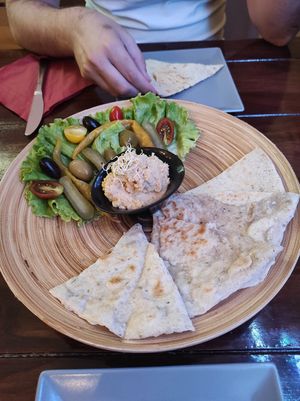 Naan con hummus at Artha in Porec