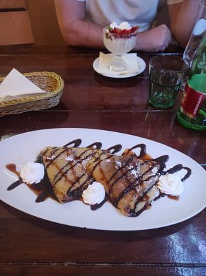 Crêpes con salsa al cioccolato, caramello e burro di arachidi at Artha in Porec