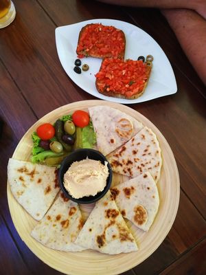 Hummus with Nan ans brushetta tomato basilic gallic at Artha in Porec