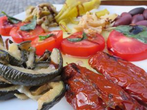 V4: Antipasto verde vegano (mixed platter with appetizers), served with rosmary bread at Cafeteria-Trattoria Am Rathaus in Osnabruck