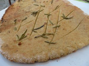 the rosemary bread served with V4 (Antipasto verde vegano), a mixed platter of appetizers at Cafeteria-Trattoria Am Rathaus in Osnabruck