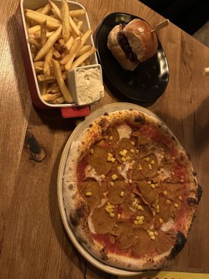 Dealbraker, slider, fries  at HOT PLANTS in Prague