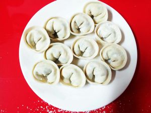 making dumpling at Sleeping Strawberry Guesthouse in Seoul