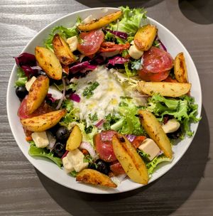 zimska grška solata #Veganuary at Grashka Deli in Ljubljana