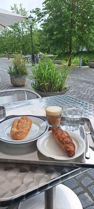 Burek, croissant e capuccino at Grashka Deli in Ljubljana