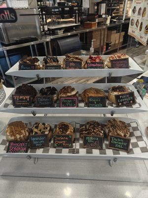 Verschillende cinnabuns at Cinnaholic in Visalia