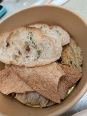 Hummus at Uuum Eatery - 음 이터리 in Seoul