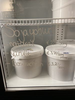 Soy yoghurt from De Nieuwe Melkboer. It doesn’t contain added calcium etc, but it’s very creamy and tasty. I’m used to Alpro, but this is next level soy yoghurt. at Puur & Loos in Utrecht