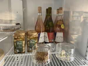 Cheeses by The nourishing garden (in returnable jars) and wines by Retour de France (in returnable bottles). The pepper cheese is very tasty (made of cashew, covered with walnut/dried tomato) and the ‘goat’ pesto cheese is mild. at Puur & Loos in Utrecht